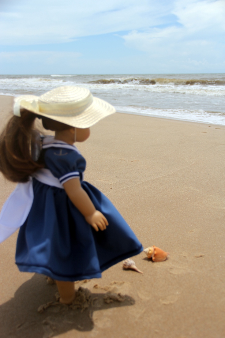 The Dolls go to the beach!- 18" doll adventures by stitching with Elli