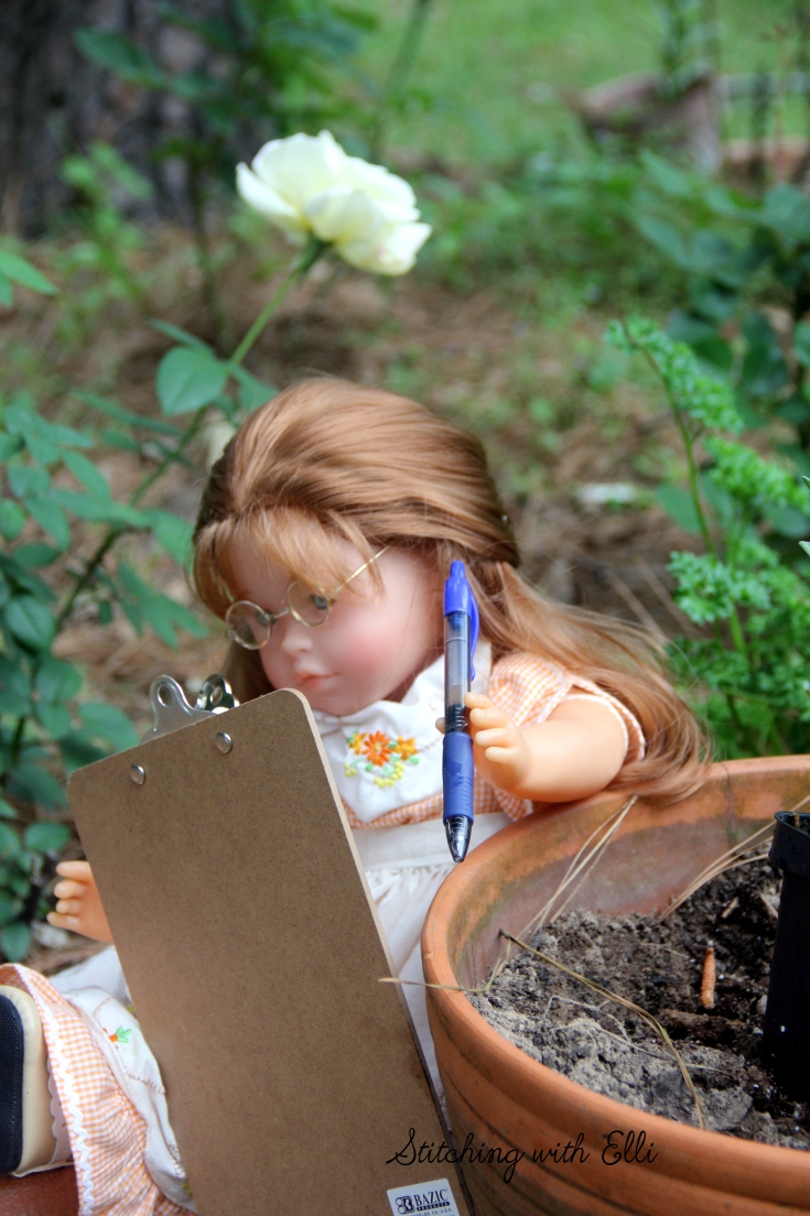 Stitchingwithelli.com -The dolls work in the garden